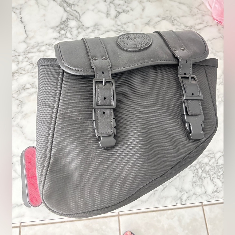 Motorcycle saddlebag for Indian Bobber